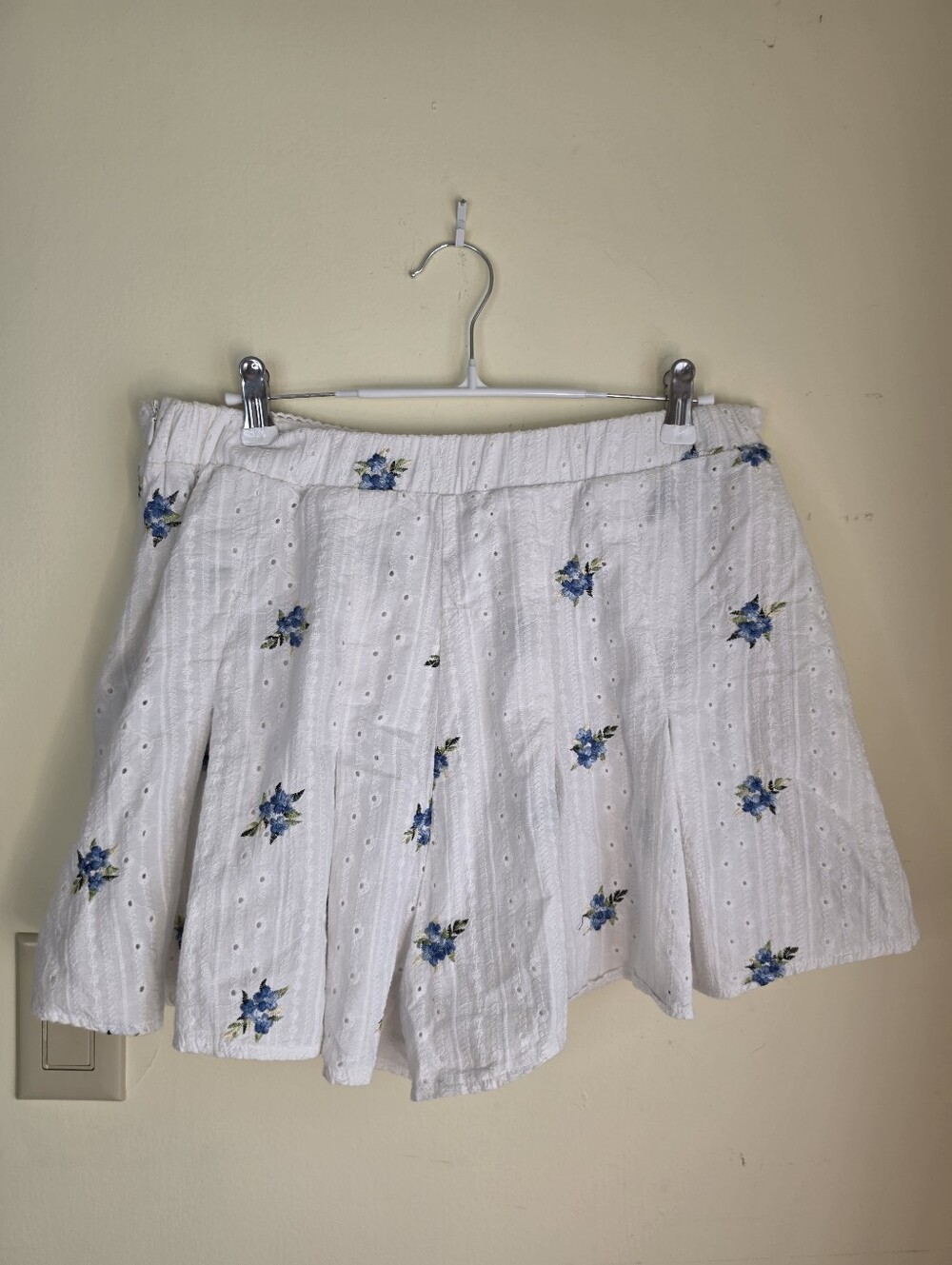 KIRIOUS Los Angeles White Eyelet Floral Embroidered Shorts Blue Floral